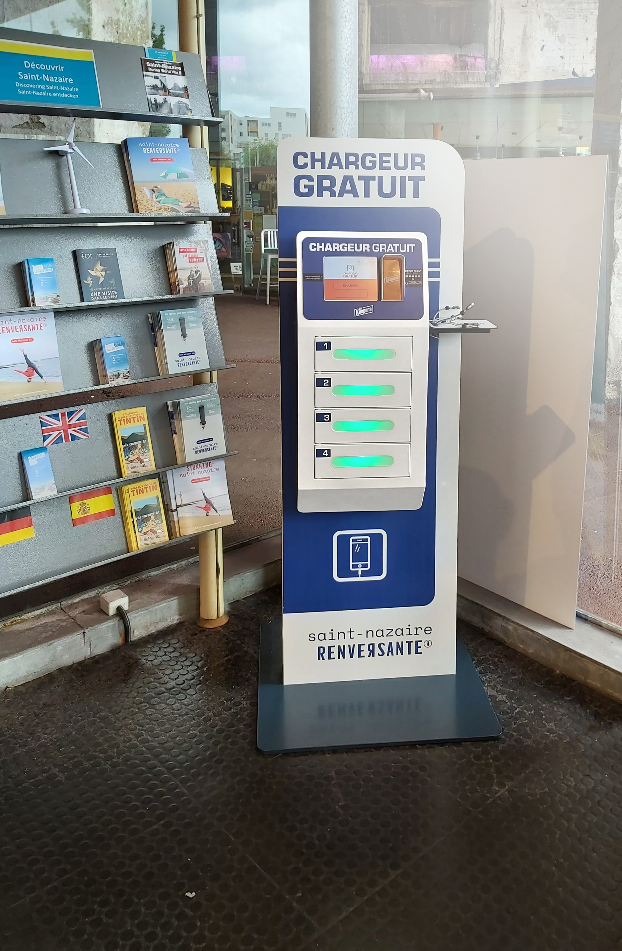 Stazione di ricarica per telefoni cellulari per la reception dei siti turistici
