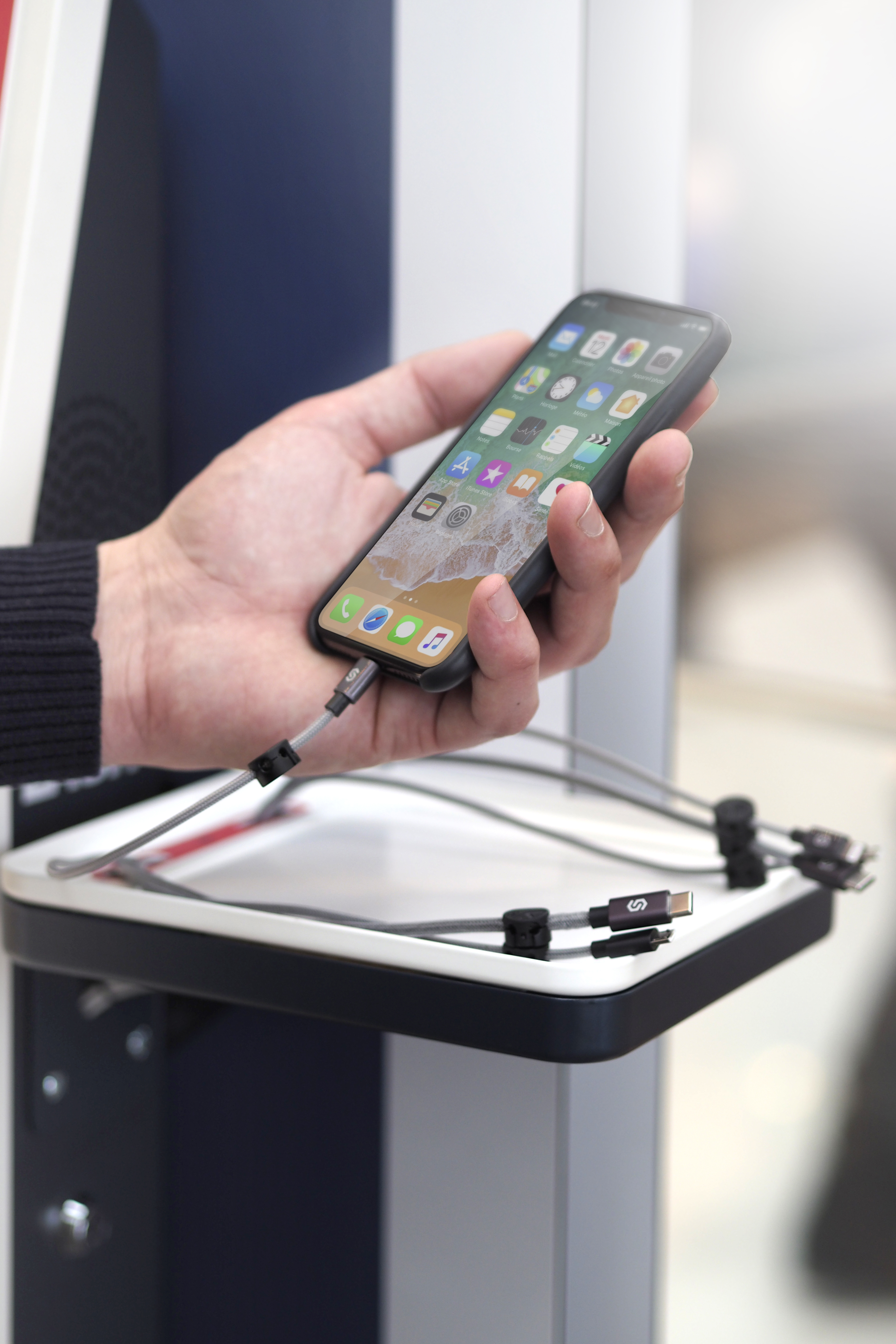 Stazione di ricarica per telefoni per i visitatori del museo
