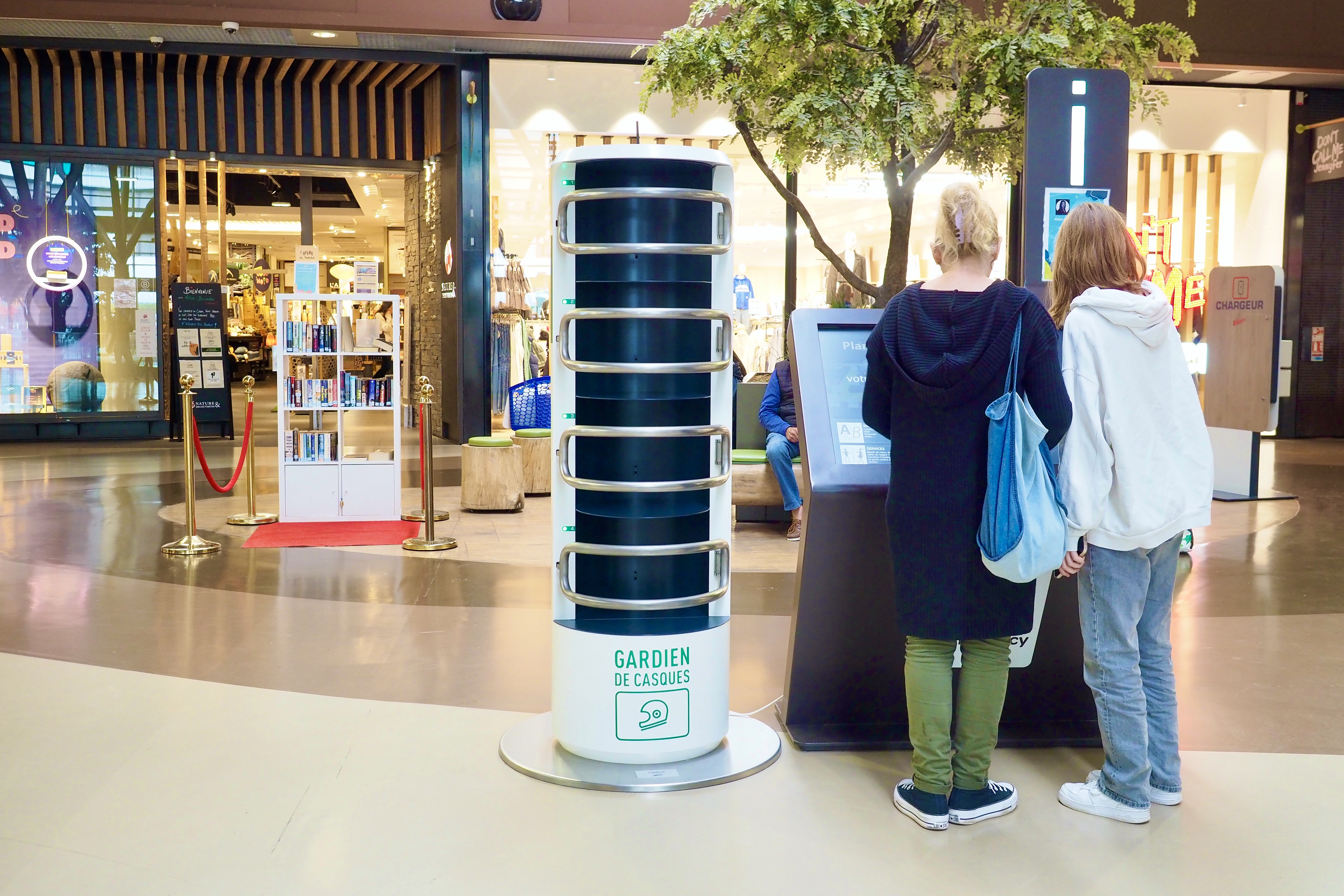 Deposito caschi presso la reception di un centro commerciale